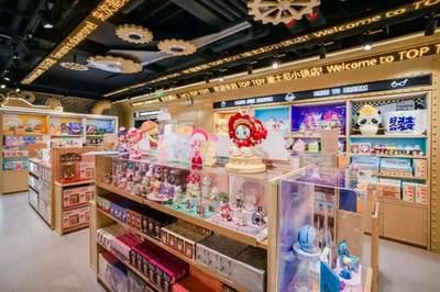 TOP TOY整活潮玩賽道，單店月業(yè)績破三百萬，八月GMV破億的啟示