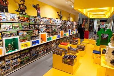 玩具巨頭的戰(zhàn)略分野 從周邊衍生到游戲核心的兩種路徑