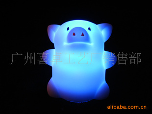 點(diǎn)亮童趣 探索發(fā)光玩具的魅力——聚焦發(fā)光搪膠PVC注塑公仔產(chǎn)品